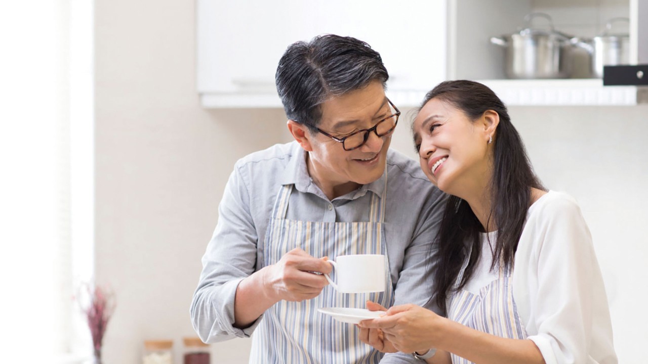 一对老夫妇拿着茶杯；图片使用于汇丰盈达延期年金计划页面。