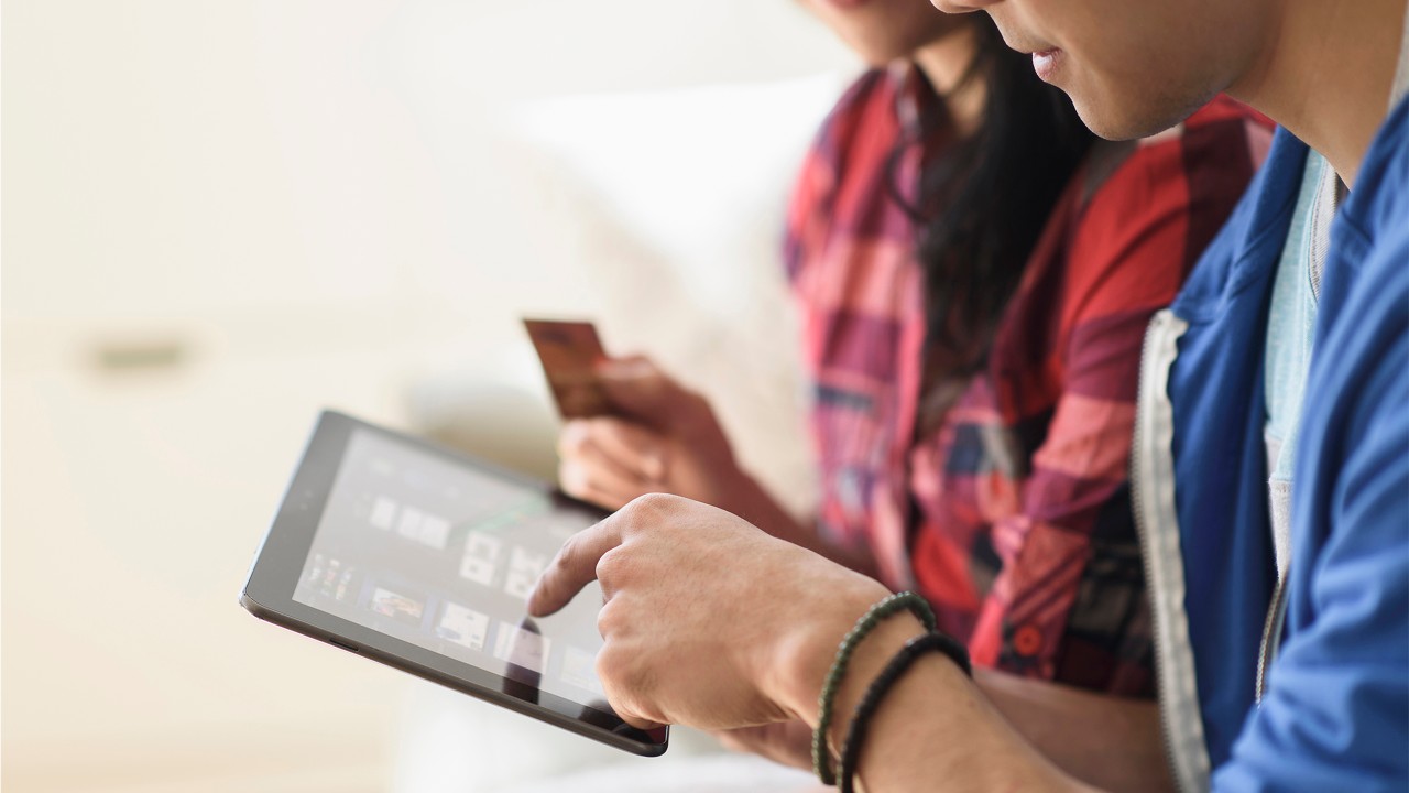 A couple is shopping online in tablet ; image used for HSBC Credit card support.