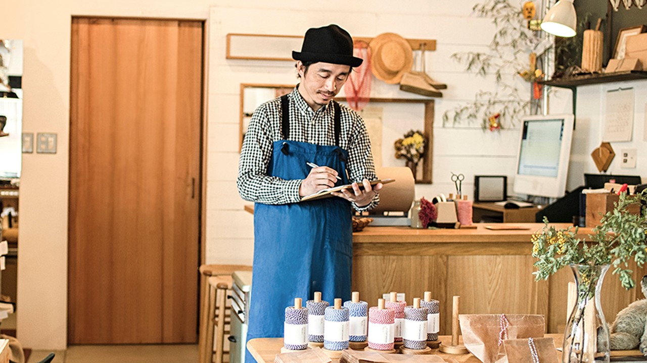 一位男士在做盤點;圖片使用於再提取分期「萬應錢」。