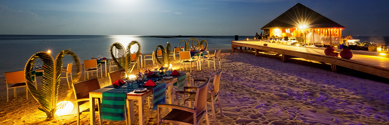 沙灘上很好的用餐區；圖片使用於滙豐卓越理財信用卡。
