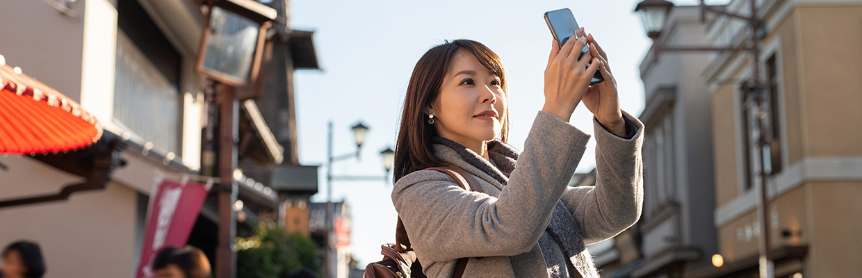 一位女士正在用手機拍照； 圖片使用於滙豐「現金套現」分期計劃文章。