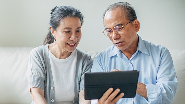 年老的夫婦在使用平板電腦；圖片使用於滙豐樂齡理財。