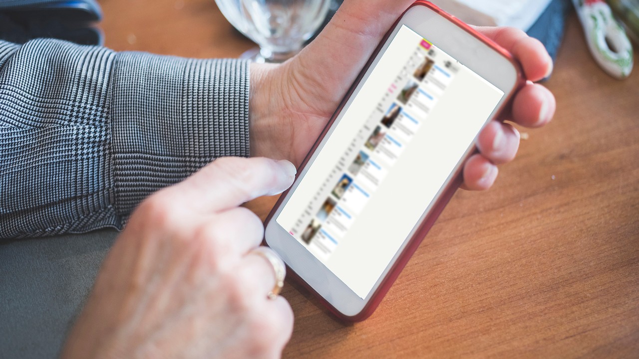 A man browsing website with his mobile