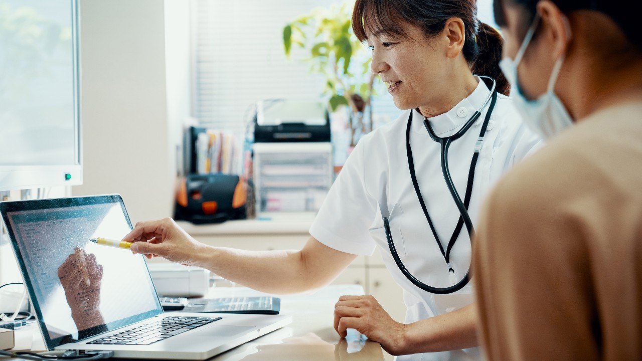 Doctor use computer; image used for HSBC FirstCare Plus Insurance.