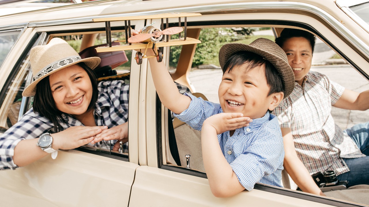 一家人在車上；圖片使用於滙豐私家車保險頁面。