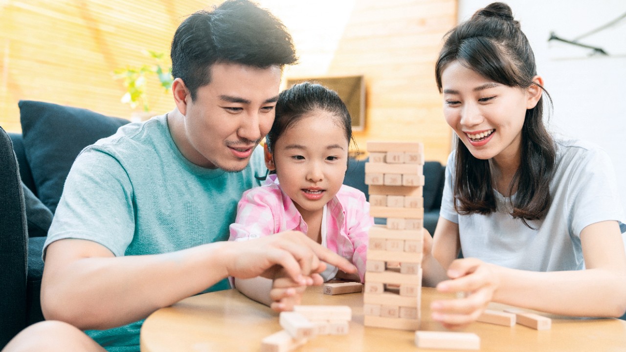 一家人在玩積木；圖片使用於滙豐聚富入息保險計劃 II頁面。