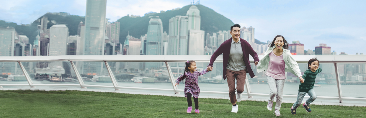 一家人在跑步；圖片使用於滙豐保險「計劃您的人生旅程」頁面。