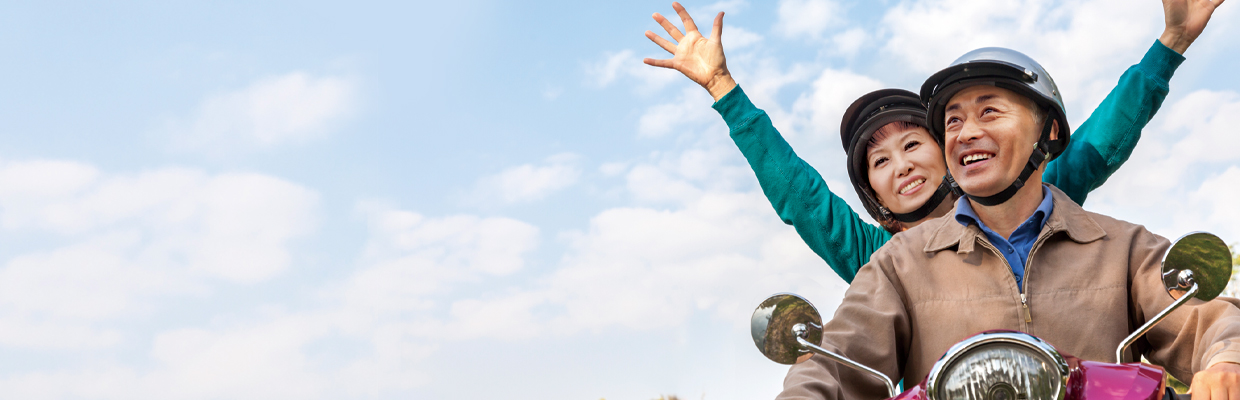 情侣骑着摩托车; 用于汇丰盈达年金计划页面的图像