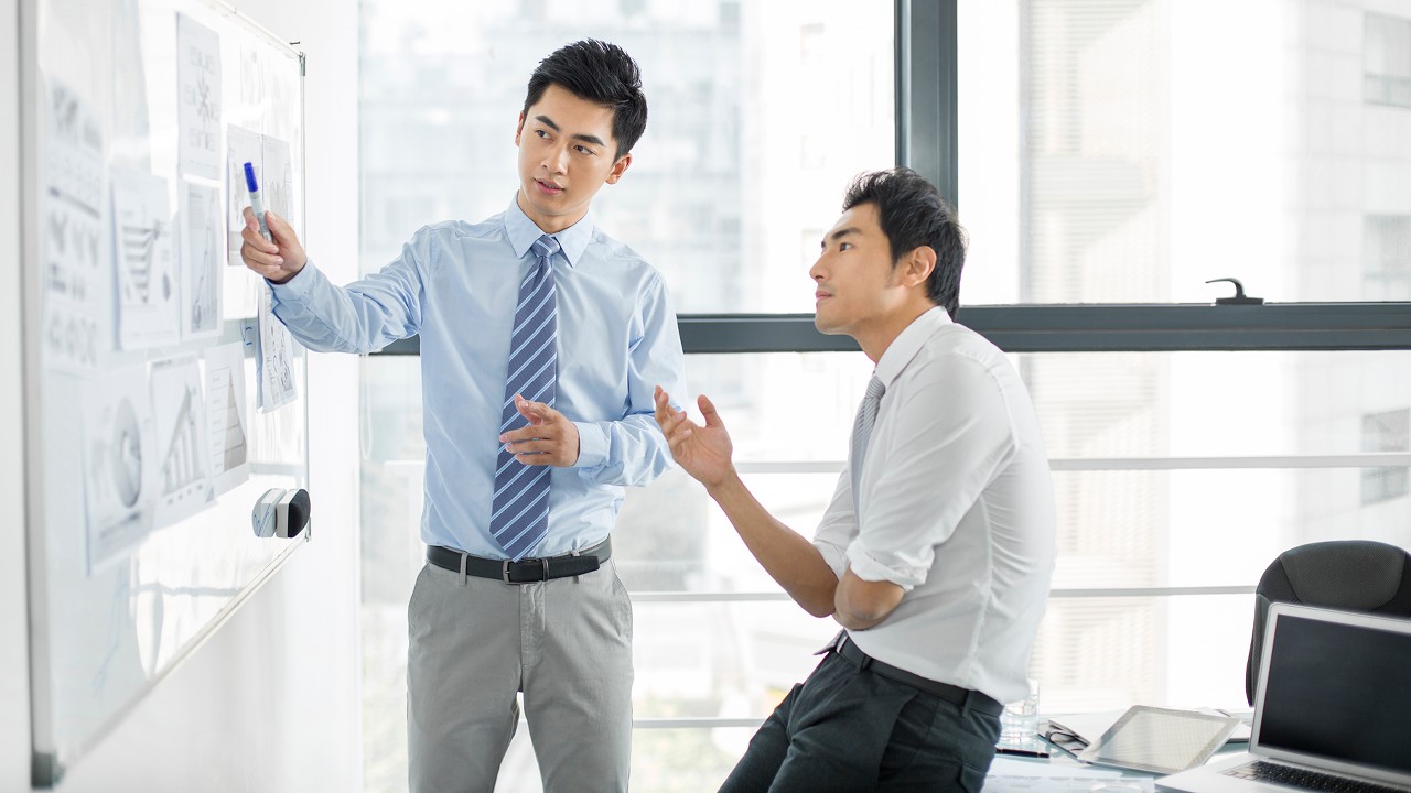 兩名男士正在討論項目計劃;圖片使用於單位信託基金。