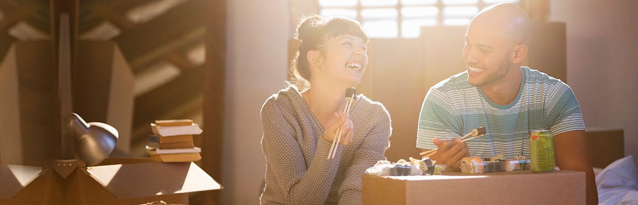 一对夫妇正在改变他们的新房子，图像用于"蜗居大改造，5招轻松增加空间感"的文章