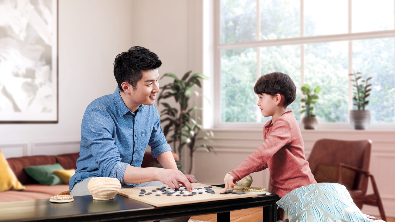 父親和兒子正在下圍棋;圖片使用於分期「萬應錢」結餘轉戶計劃。