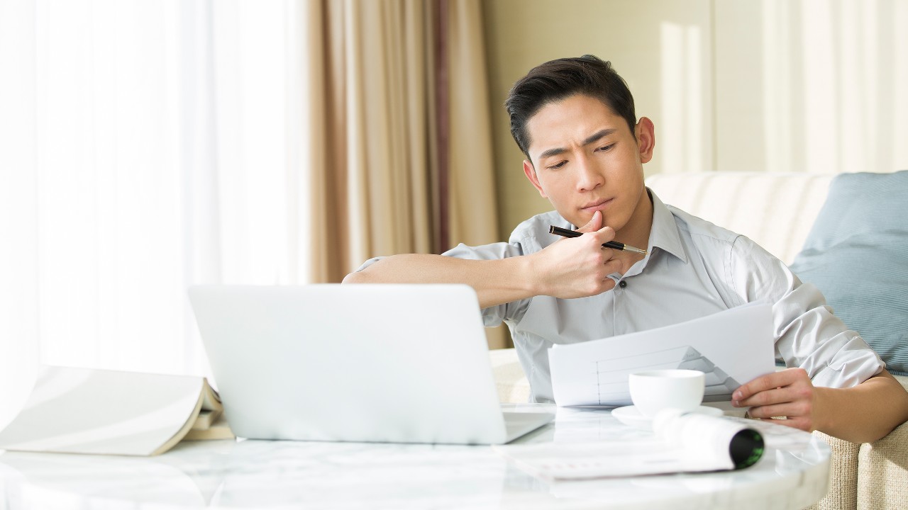 一位男士正在思考如何规划他的计划项目，图像用于"申请贷款前6个注意位"的文章