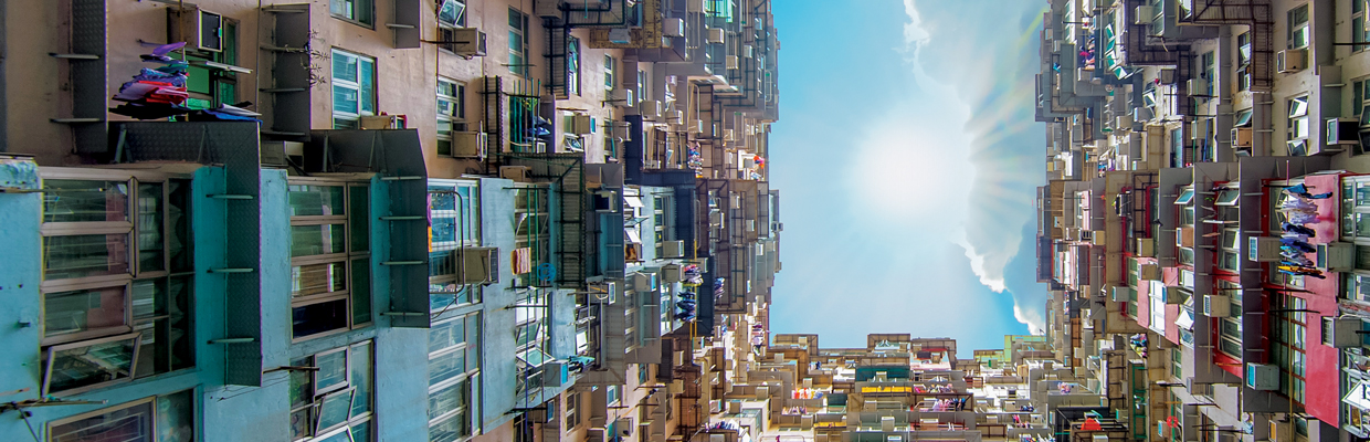 仰望被建筑物包围的天空；图片使用于无固定住址开户服务。