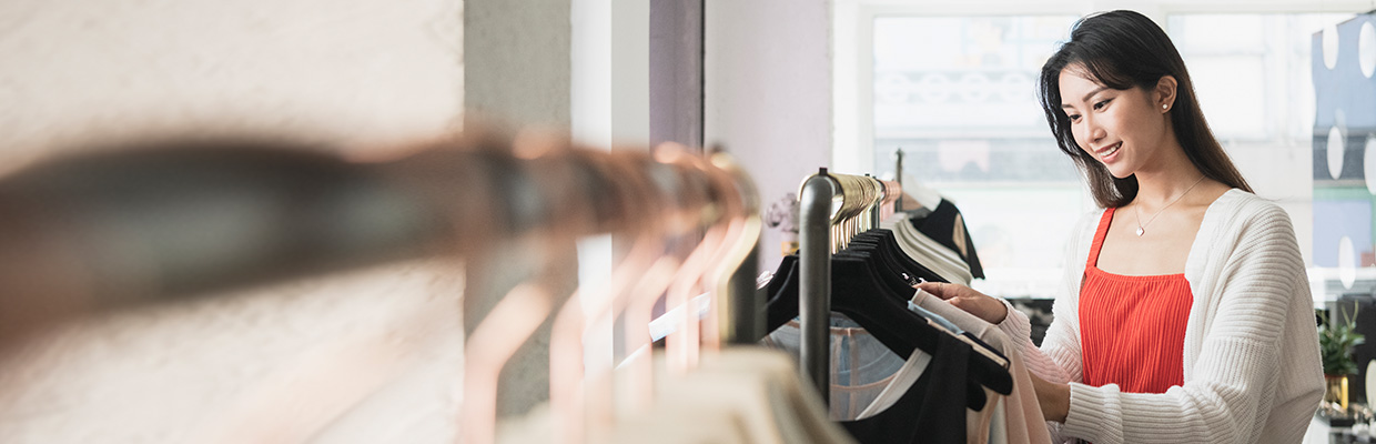 A lady is shopping, image used for HSBC RewardCash Certificate Scheme.