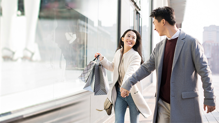 情侣在街上快乐购物；图片使用于汇丰最红奖赏计划。