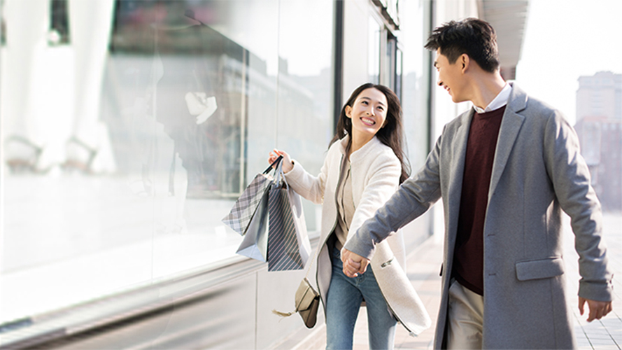 Happy shopping couple; image used for HSBC Red Hot Rewards.