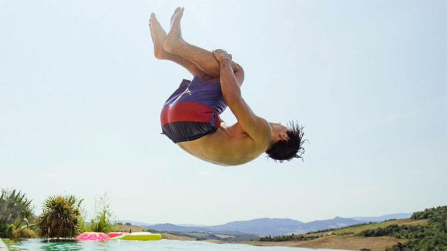 一個人跳入水中；圖片使用於滙豐最紅獎賞計劃。