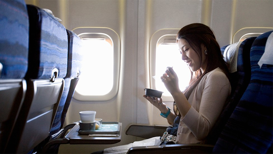 坐在机舱里的女人；图片使用于汇丰最红奖赏计划。