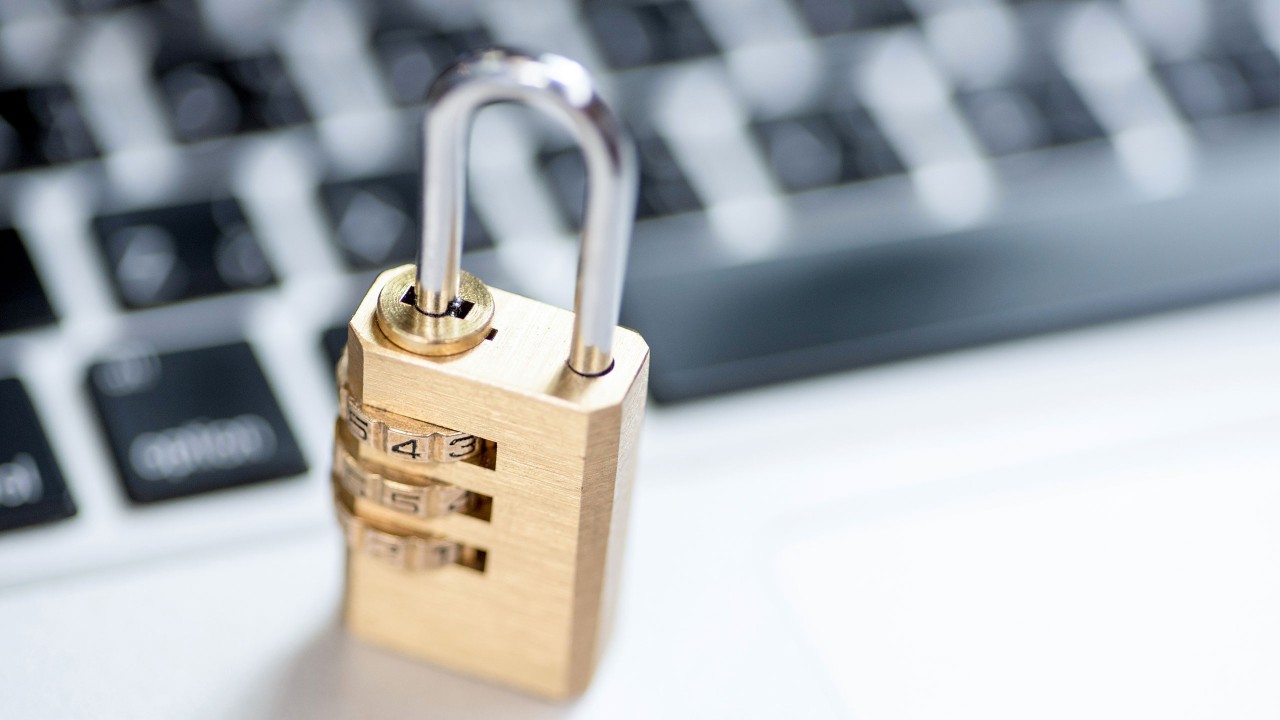 鍵盤旁邊的金色鎖； 圖像用於香港滙豐網絡安全指數。