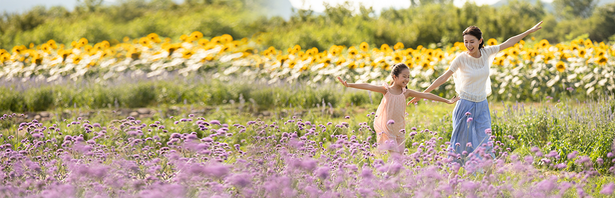 Mother and daughter in flower field ; image used for HSBC TravelSurance.