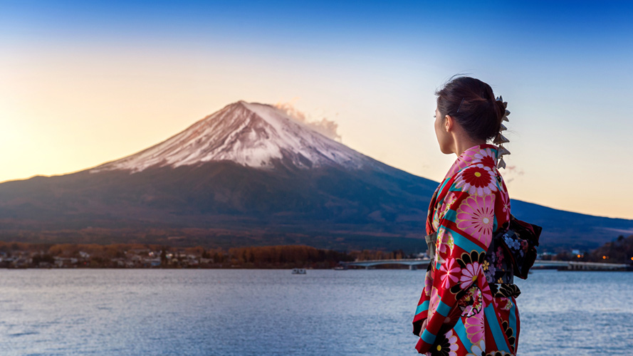 Women in kimono looking at Mount Fuji; image used for HSBC TravelSurance