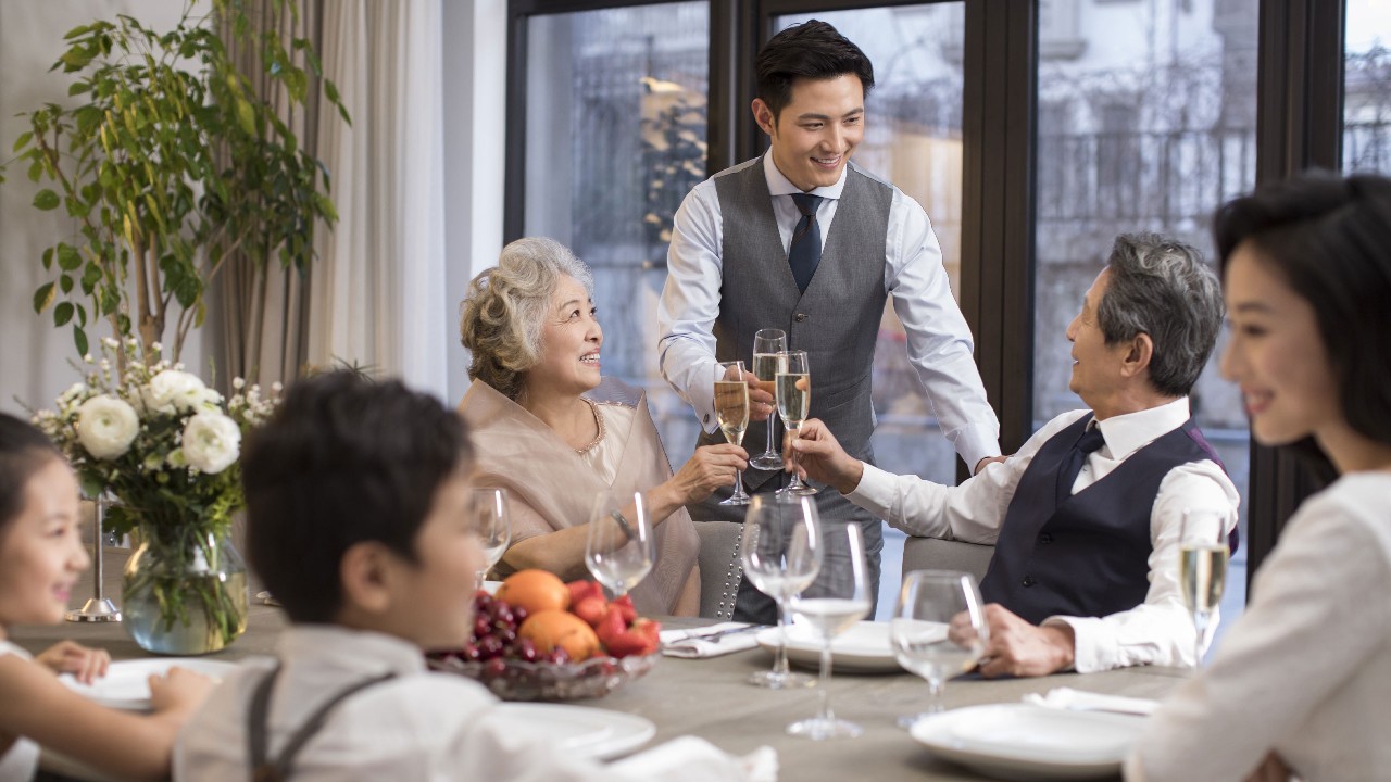 一家人聚在一起吃节日餐；图片使用于汇丰财富传承。