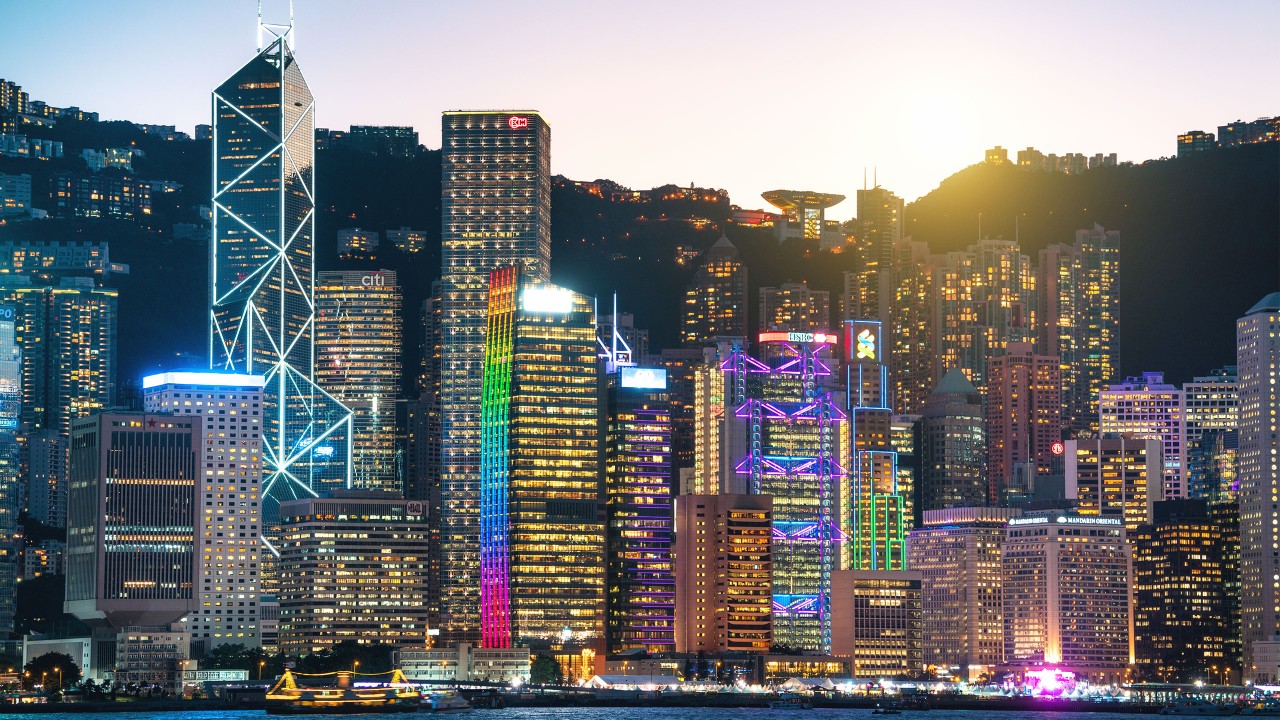 香港金融中心区;图片使用于关于汇丰保险“市场领先”。