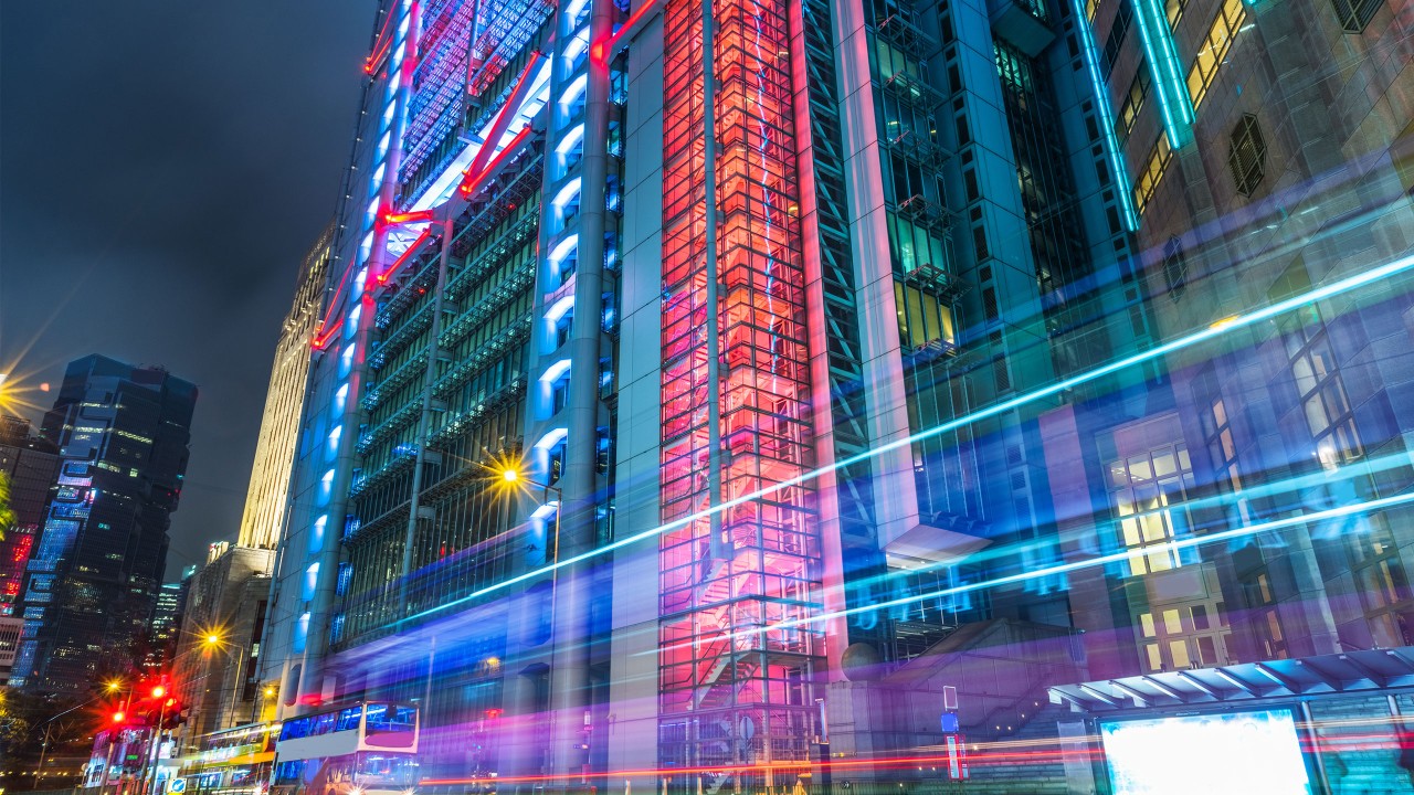 香港市中心的光影；图片使用于关于汇丰保险“根基稳固历史深厚”。