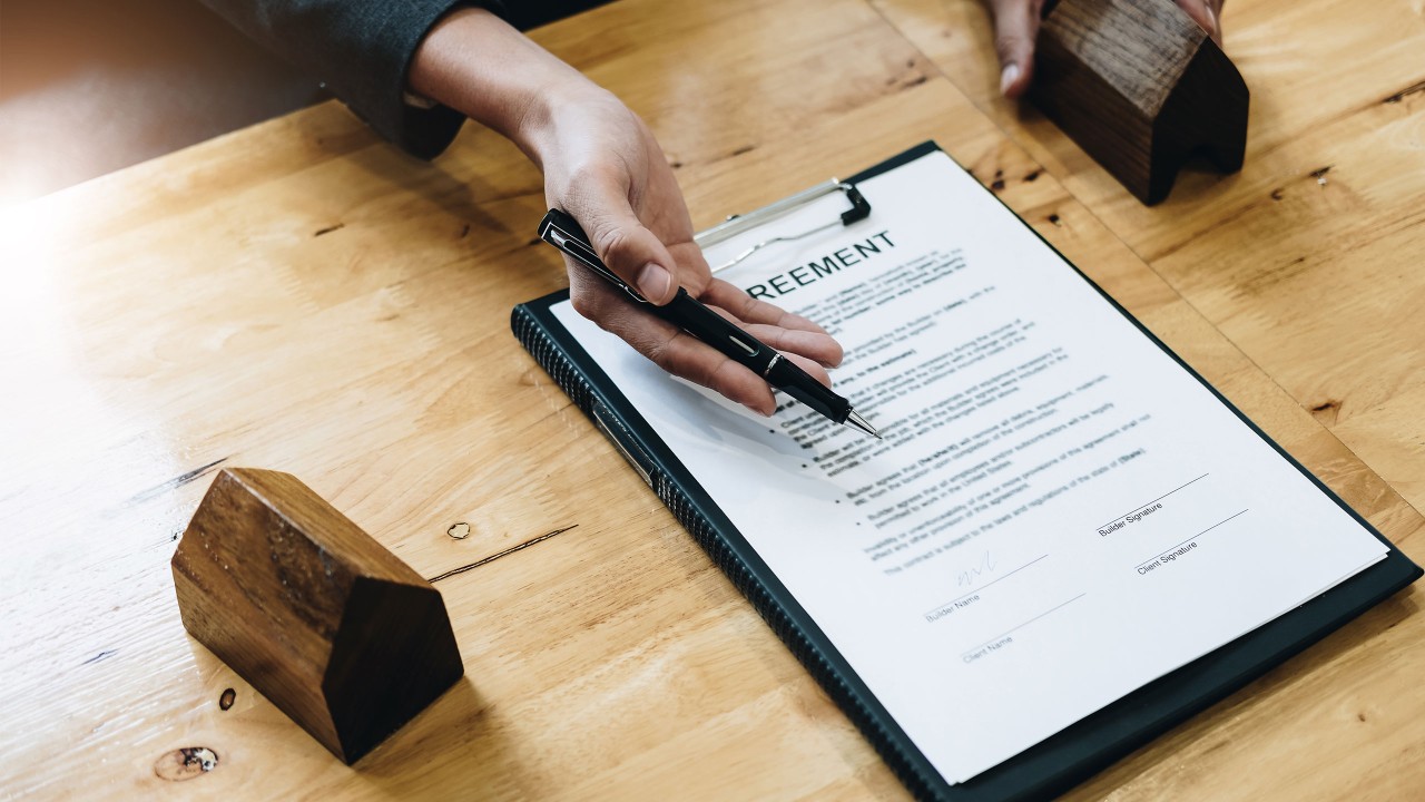 Asking to put signature in the agreement; image used for HSBC ResidenceSurance.