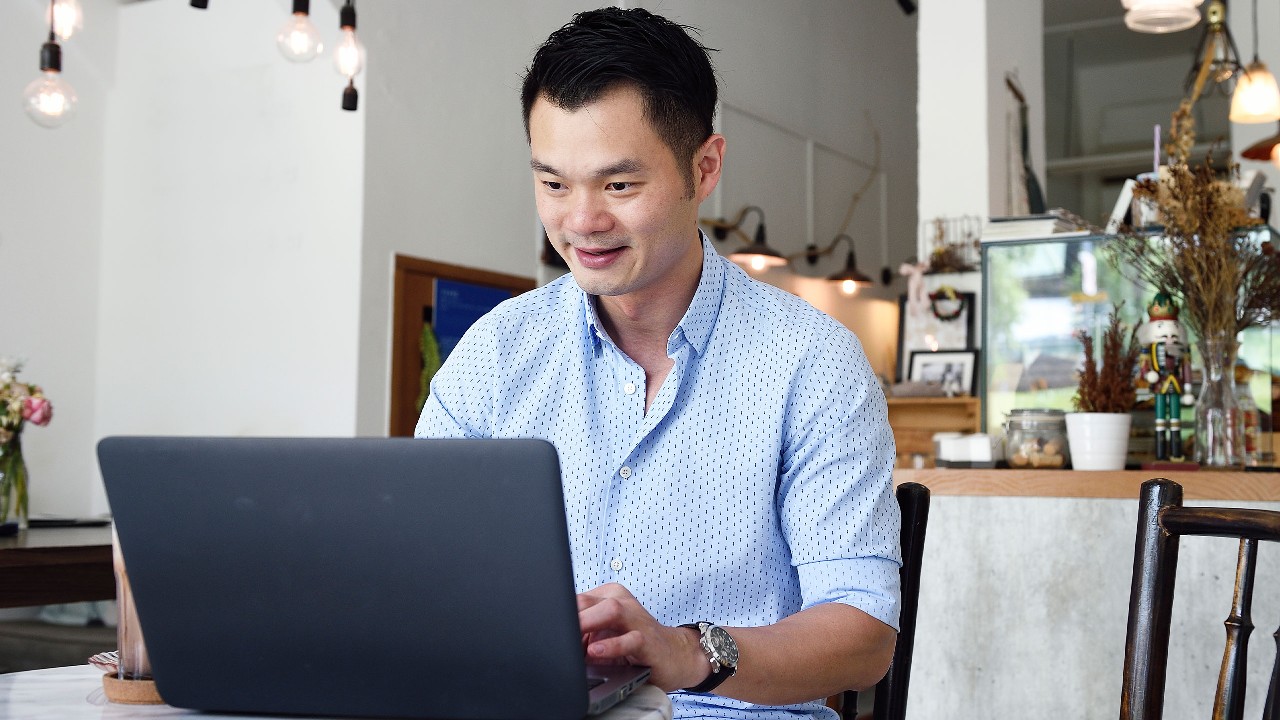 A business man is working in a cafe