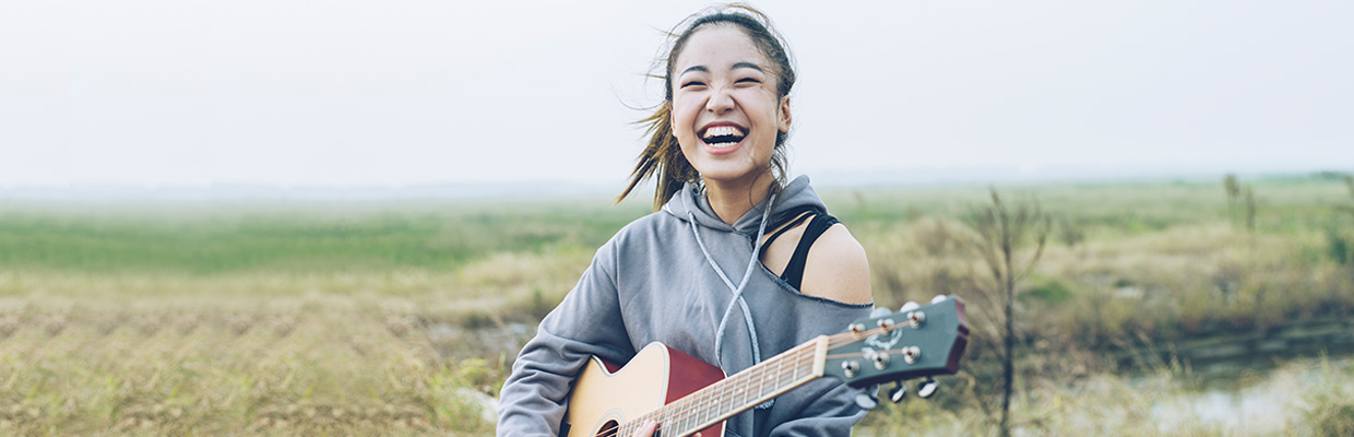 女人弹吉他；图片用于汇丰银行账户文章页面