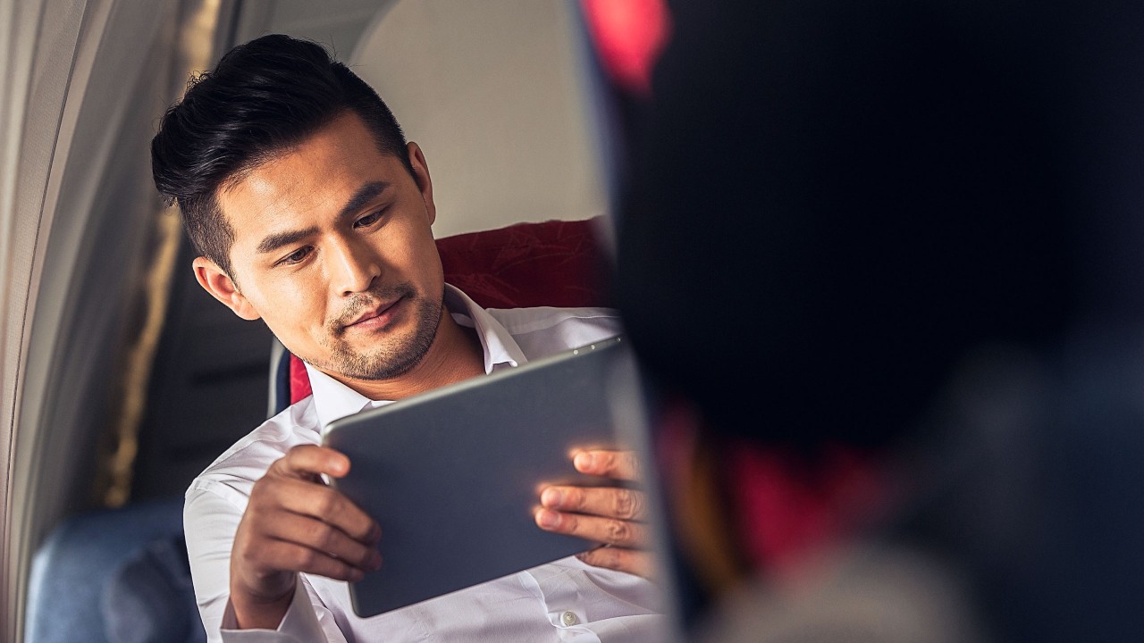一位男士看着他的平板电脑；图片用于汇丰投资组合顾问服务
