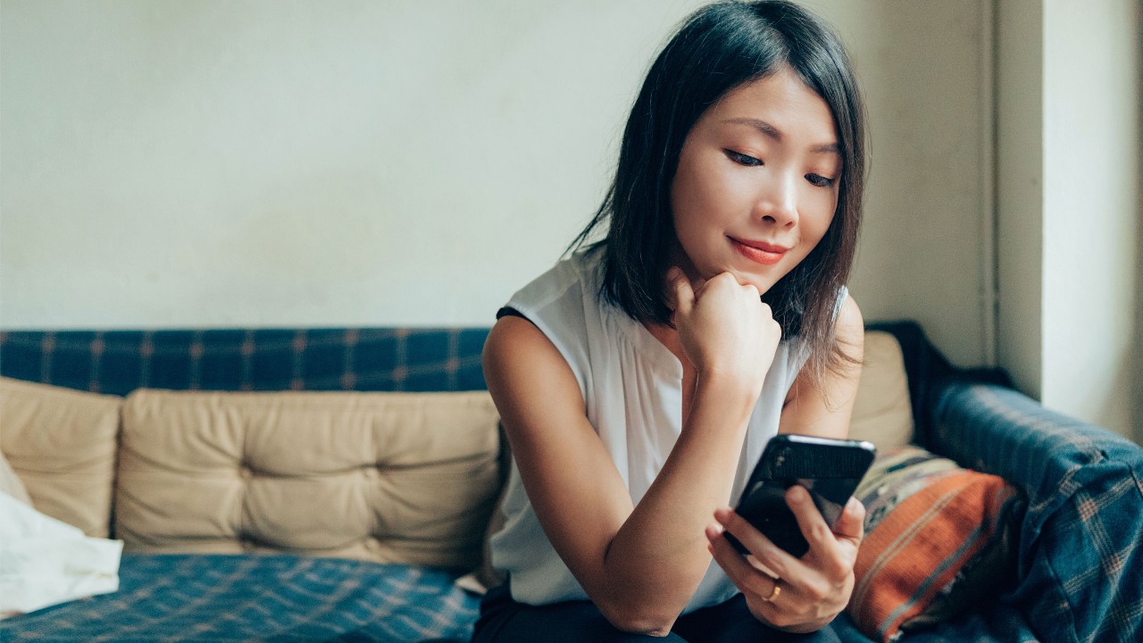 女人拿著電話，併在心中計劃