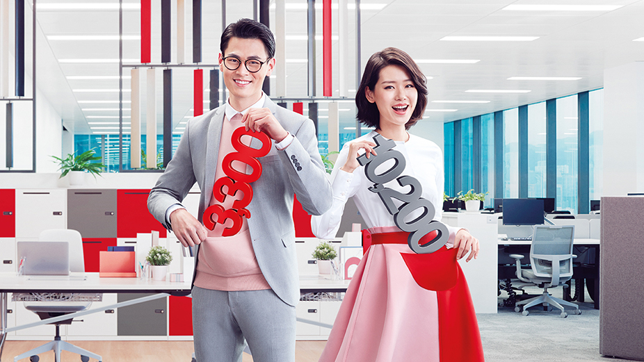 公司員工展示可幫助您減稅的活動;圖片用於滙豐銀行強積金。