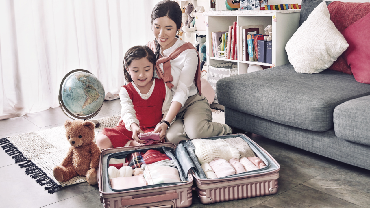 Mother and daughter is packing up a laugages, image used for hsbc mpf account consolidation.