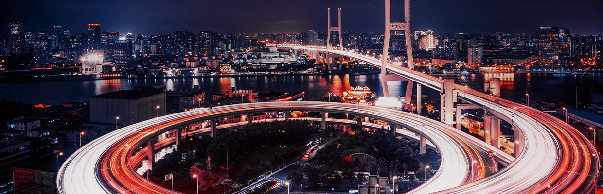 蓝色和绿色的闪亮珠片；图片使用于汇丰尚玉投资融资。